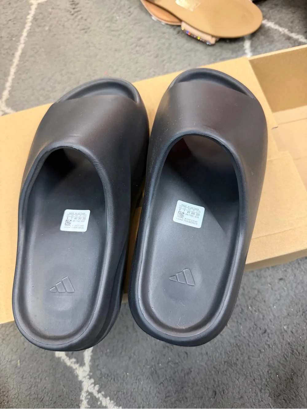 Yeezy Black Slide Sandals - Picture 4 of 15